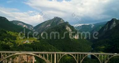在欧洲最高的汽车桥梁之一的杜德维卡塔拉弧桥的空中景观。